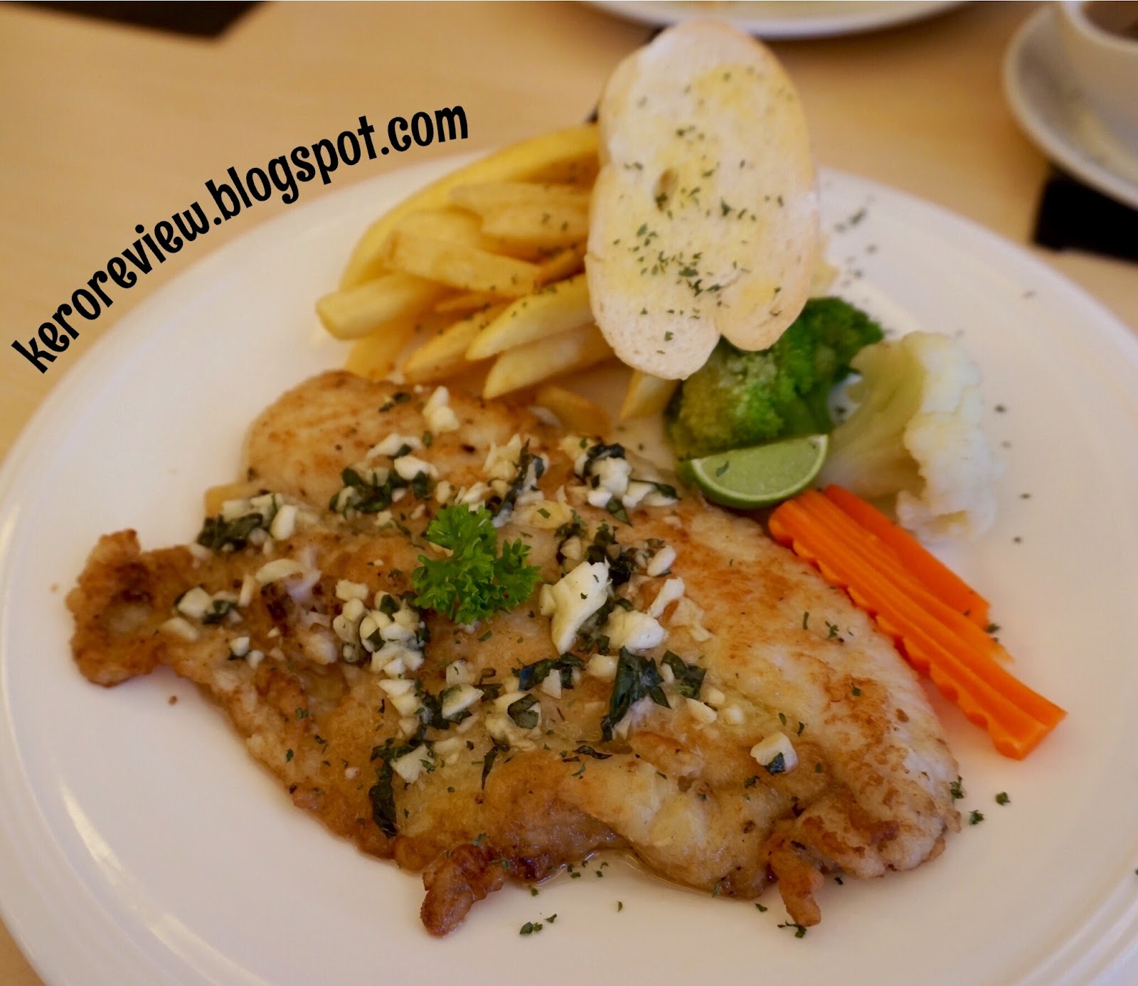 รีวิว ร้านอาหารหญิงกะบัว หมูห่อชีส สปาเก็ตตี้ ยำสาหร่าย โรตีแกงเขียวหวาน สเต็ก (CR) Review Thai, western and fusion food, YKB cake YingKaBua Restaurant.