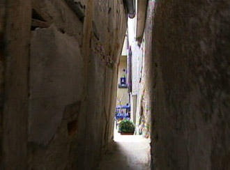 [Image: narrowest_street_02.jpg]