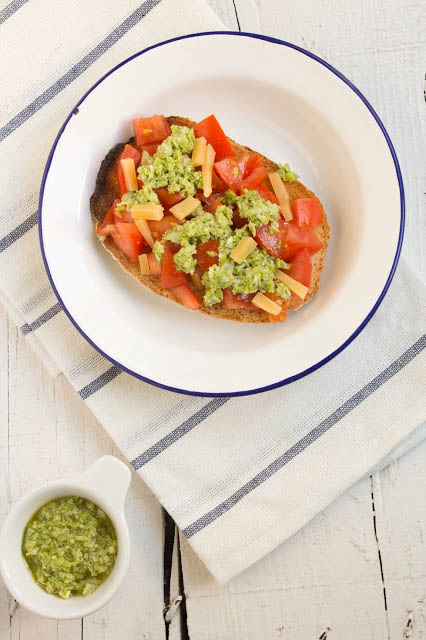 Bruschetta amb pesto de faves