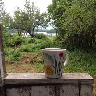 Min kaffekopp av märket "Kulinara" har sommarmotiv. Blommor krusbär, smultron och ärtor.