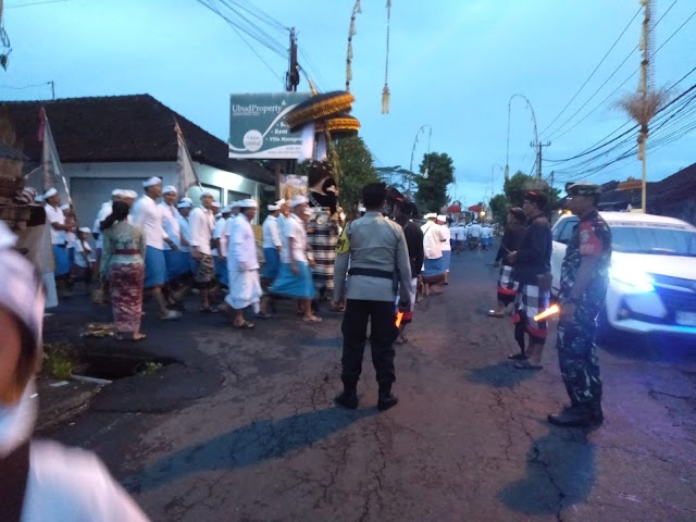 Hari Raya Galungan, Babinsa Kawal Kegiatan Ngiring Ida Batara Pura Duurbingin Ngunya Ke Pura Desa