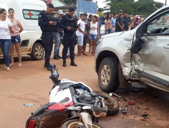 Jovem morre em grave acidente de moto envolvendo caminhonete em RO