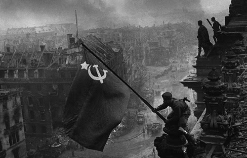 Η Σοβιετική σημαία στην οροφή του Reichstag στο κατεστραμμένο Βερολίνο 