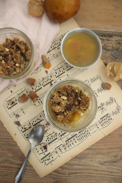 Cuillère et saladier : crumble épicé poire curcuma chocolat