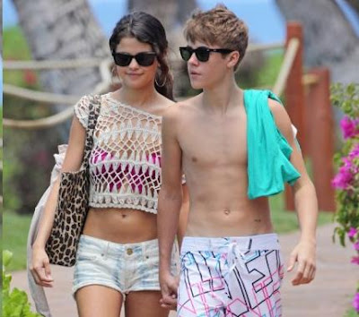 Bieber and girlfriend Selena Gomez Hawaii Beach hot Bikini Pictures