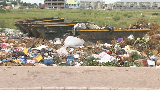 Município de Maputo volta a recolher lixo mas a imundície continua em vários bairros