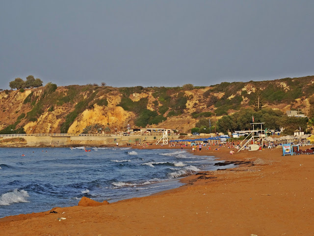 piaszczysta i szeroka plaża na Krecie