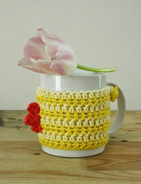 Cock-a-doodle easter coffee mug cosy: crochet tutorial | Happy in Red