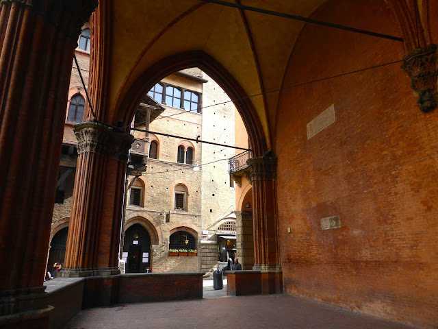 palazzo-della-mercanzia-bologna