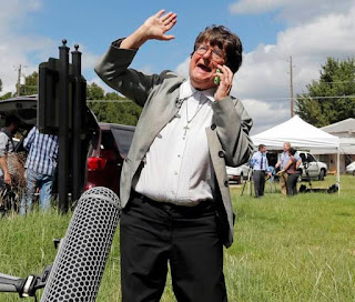 Sr. Helen Prejean tells Susan Sarandon the good news that Richard Glossip will live to see another day.