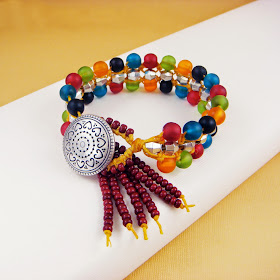 http://www.bostonbeadcompany.com/collections/project-classes/products/spice-trader-macrame-bracelet-by-erin-siegel