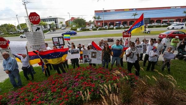 Unas 100 personas protestaron en Miami contra Leonel Fernández por "oxigenar" a Maduro