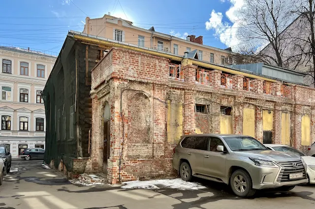Сеченовский переулок, дворы, главный дом бывшей городской усадьбы Ивановых (построен в 1820-х годах, перестроен в 1898 году)