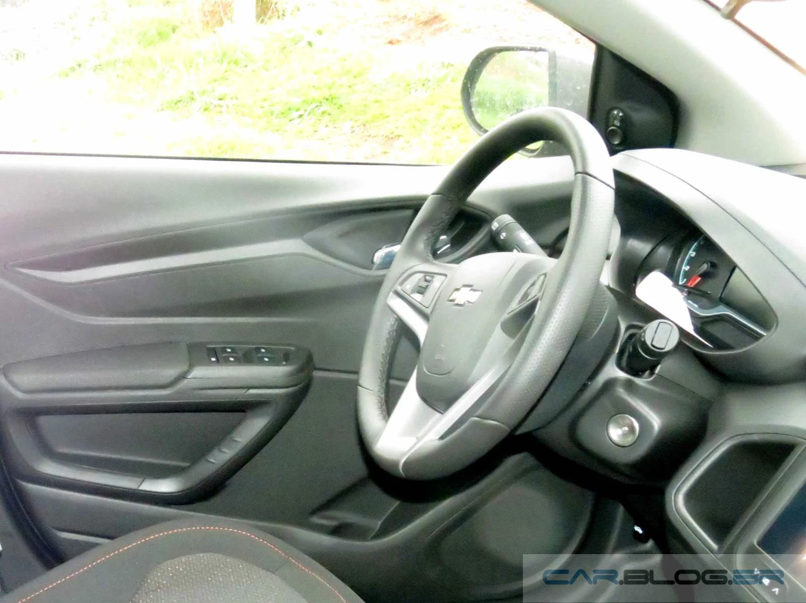 Chevrolet Onix LTZ 2015 Automático Cinza Mond - interior