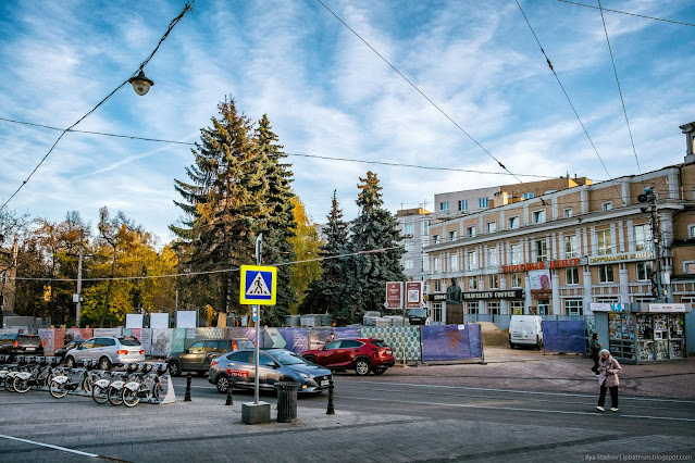 Перекресток Октябрьской и Большой Покровской.