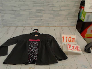 中古品　子供服　１１０ｃｍ　ブラック　長袖トップス　１１０円