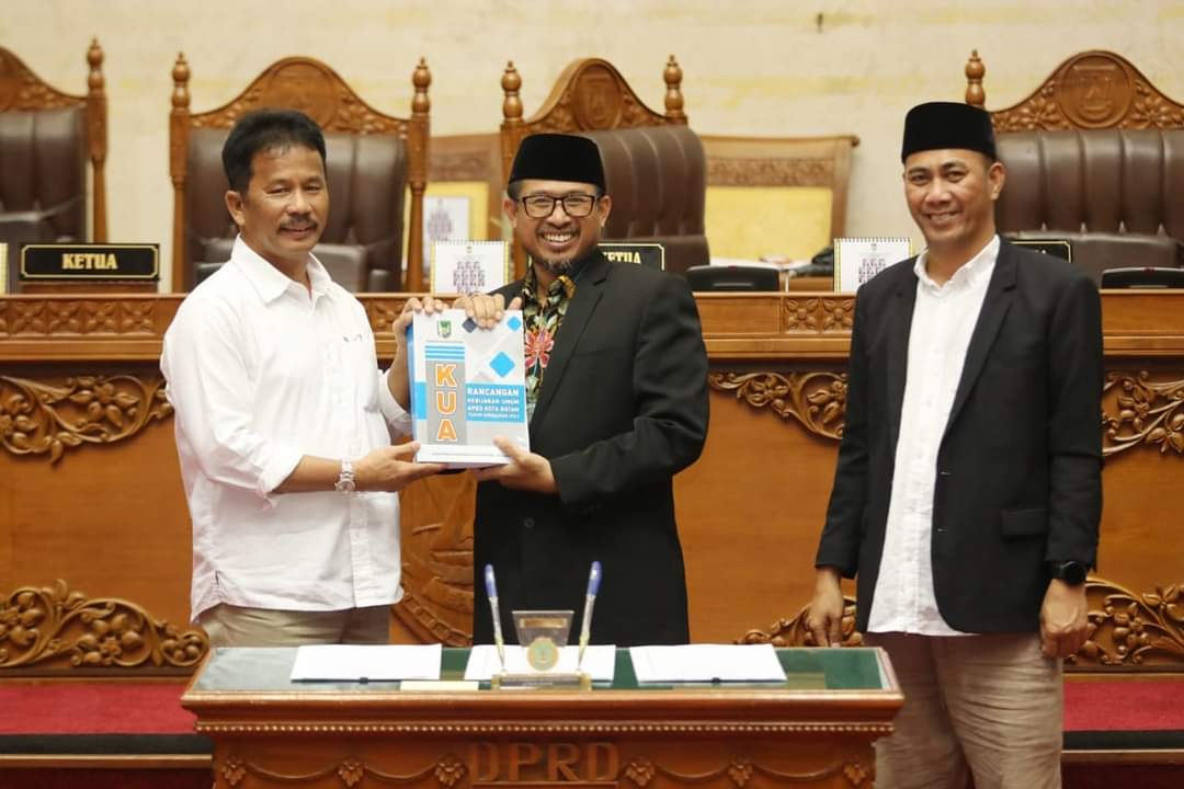 Wali Kota Rudi Serahkan Rancangan KUA-PPAS 2023 di Paripurna DPRD Batam