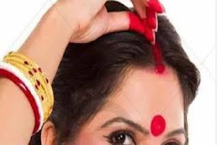 குங்குமத்தைப் பெண்கள் இட்டுக்கொள்வது எப்படி?நெற்றி வகிட்டிலும் குங்குமம்  வைப்பதன் அவசியம் என்ன?