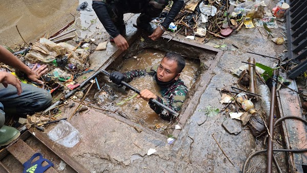  Viral! Aksi Anggota TNI AD di Sumedang yang Rela Menyelam ke Gorong-gorong Demi Bersihkan Sampah, Begini Ceritanya