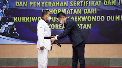 Penyematan Sabuk Hitam Serta Penyerahan Sertifikat Dan IV Dari Kukkiwon Taekwondo Dunia Korea Selatan Kepada Danpuspomal