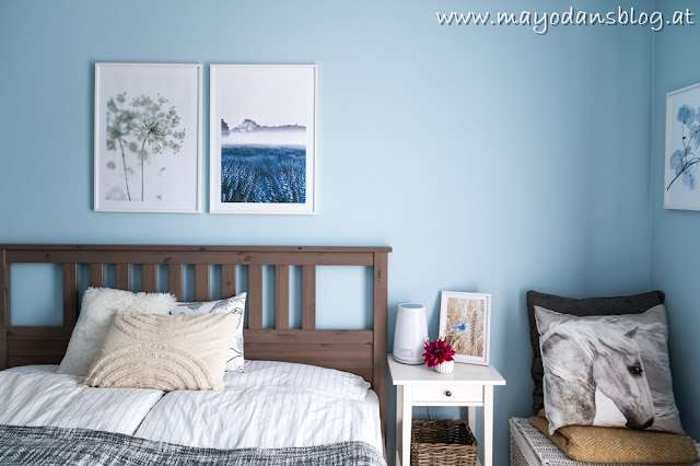Schlafzimmer mit Wandbildern
