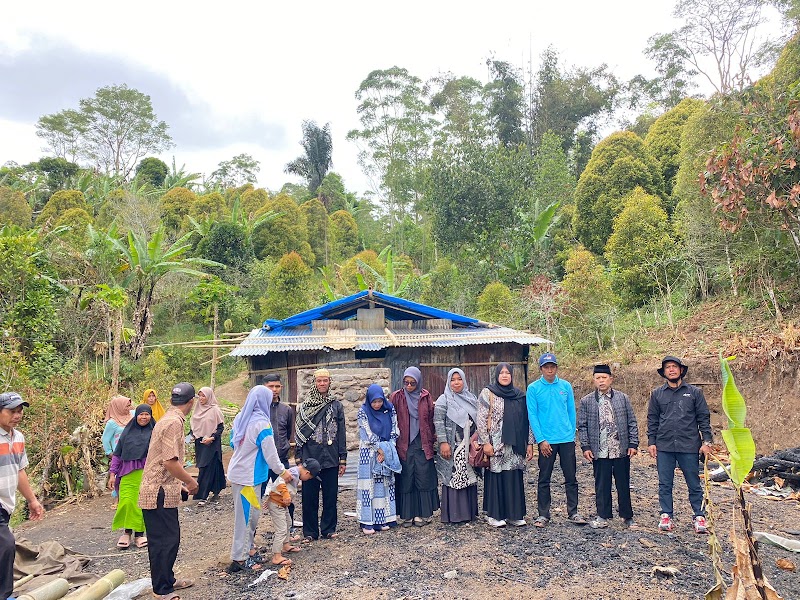  MI Darul Istiqamah Kanreapia Silaturahmi Ke Korban Kebakaran di Dusun Lebbasa Mamampang 