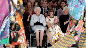 http://m.bild.de/unterhaltung/royals/queen-elizabeth-2/queen-bei-fashion-week-54880464.bildMobile.html