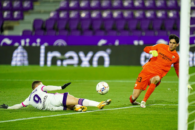 Shon Weissman está a punto de interceptar un pase comprometido de Bono.  REAL VALLADOLID C. F. 1 SEVILLA F. C. 1. 20/03/2021. Campeonato de Liga de 1ª División, jornada 28. Valladolid, estadio José Zorrilla. GOLES: 1-0. 44’, Orellana, de penalti. 1-1: 90+4’, Bono.