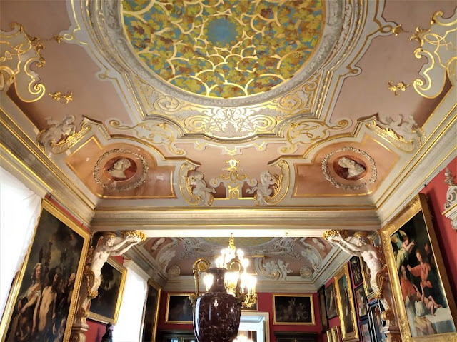 una sfarzosa sala nel museo potocki