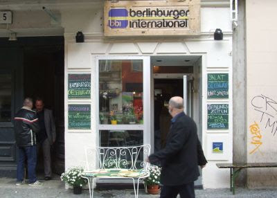 Berlin Burger International- ein kleiner Burgerladen in der Pannierstraße mit typschen Neuköllnpassanten