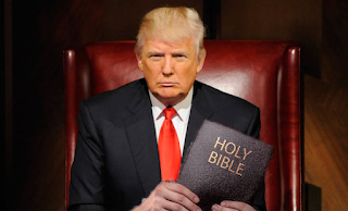 donald-trump-segurando-uma-biblia