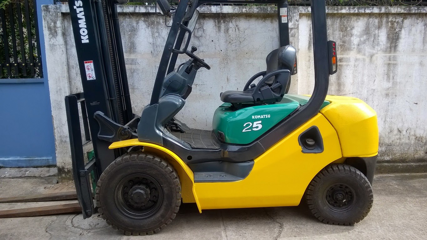 xe nang cu 2.5 tan Komatsu FD25-16