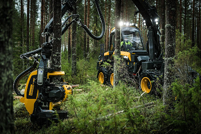 Två skogsmaskiner från Ponsse i arbete i skogen.