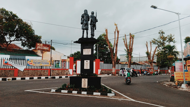 Monumen Perjuangan di dekat Stasiun Blitar