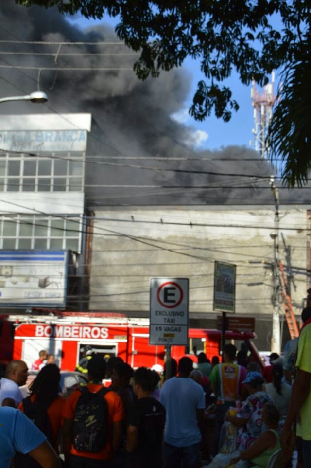 Incêndio atinge galpão em construção na Avenida Senhor dos Passos