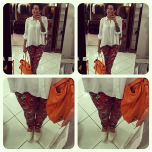 look calça floral camisa branca