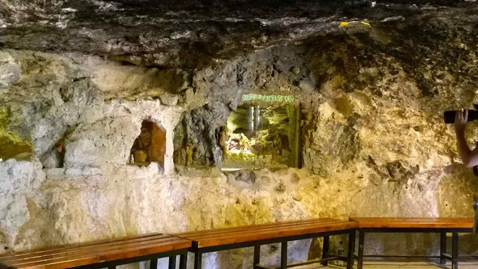 Interior da gruta em que moravam e guardavam seu rebanho