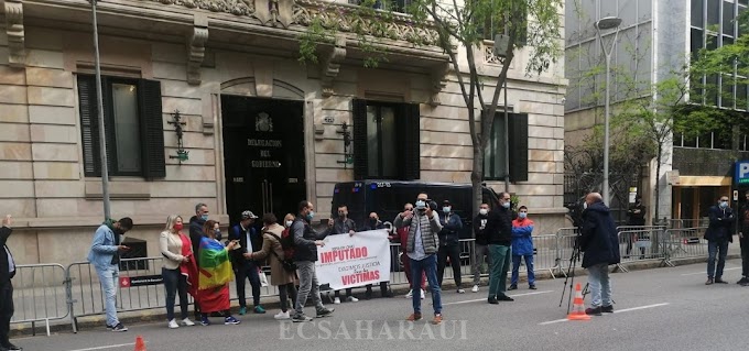 Fracaso estrepitoso de una manifestación marroquí en Barcelona contra el presidente saharaui; Ni 15 personas y se cuela la bandera del Rif. 