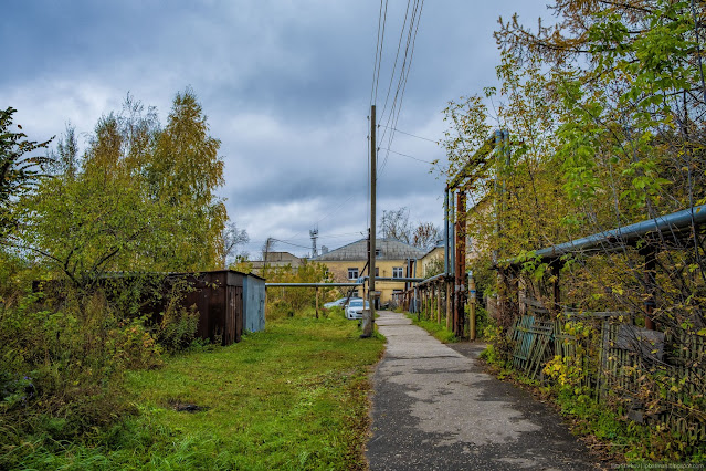 Пешеходная дорожка вдоль забора палисадника