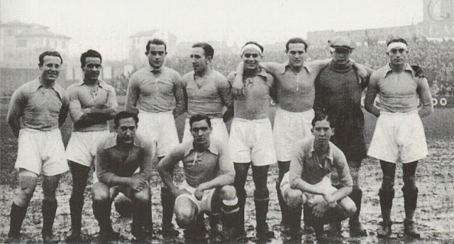 📸OVIEDO F. C. 📆23 diciembre 1934 ⬆️Gallart, Casuco, Herrerita, Sirio, Jesusín, Soladrero, Florenza y Chus. ⬇️Lángara, Calichi y Emilín. OVIEDO F. C. 0 🆚 MADRID F. C. 3 Domingo 23/12/1934. Campeonato de Liga de 1ª División, jornada 4. Oviedo, campo de Buenavista. GOLES: ⚽0-1: 1’, Hilario. ⚽0-2: 53’, Hilario. ⚽0-3: 56’, Eugenio.