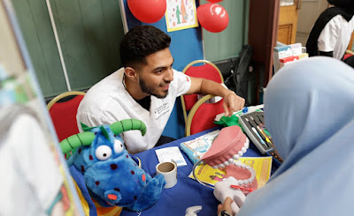 QMUL dental student entrals young children with a dental quiz