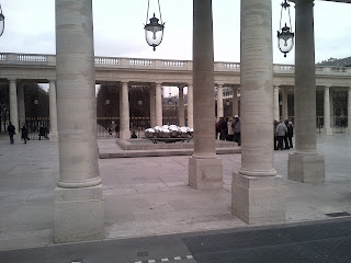 La sculpture moderne entre les colonnes, avant les jardins.