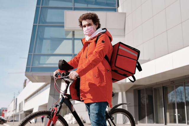 13-part-time-jobs-for-college-students-delivery-man-wearing-a-face-mask-and-riding-a-bicycle