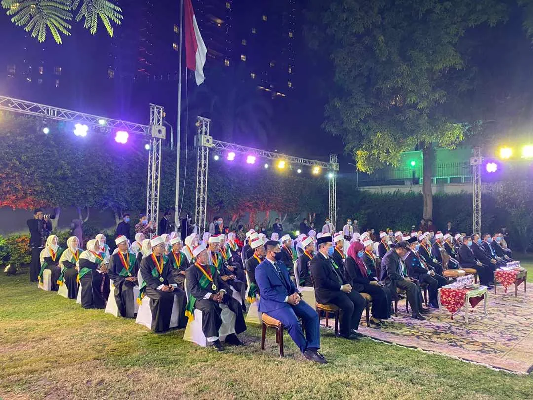 Dahsyat! Wisudawan Berprestasi Tertimpa Durian Runtuh
