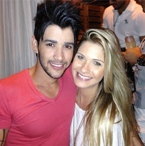 Gamou! Gusttavo Lima posa abraçado com Andressa Suita 