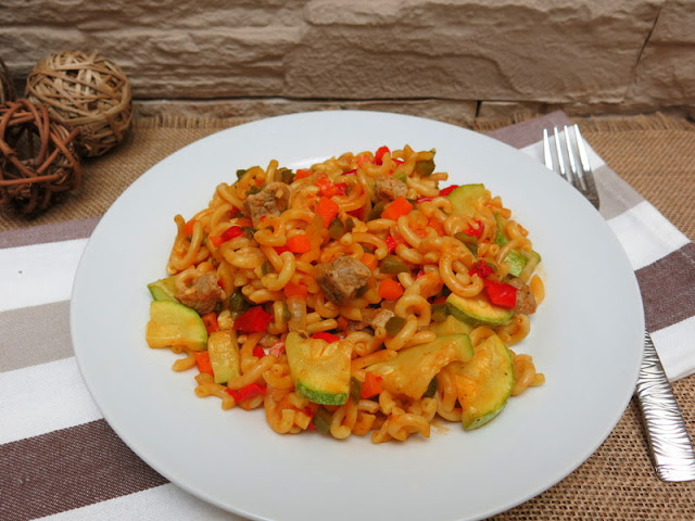 FIDEOS CON VERDURAS Y SOLOMILLO DE CERDO