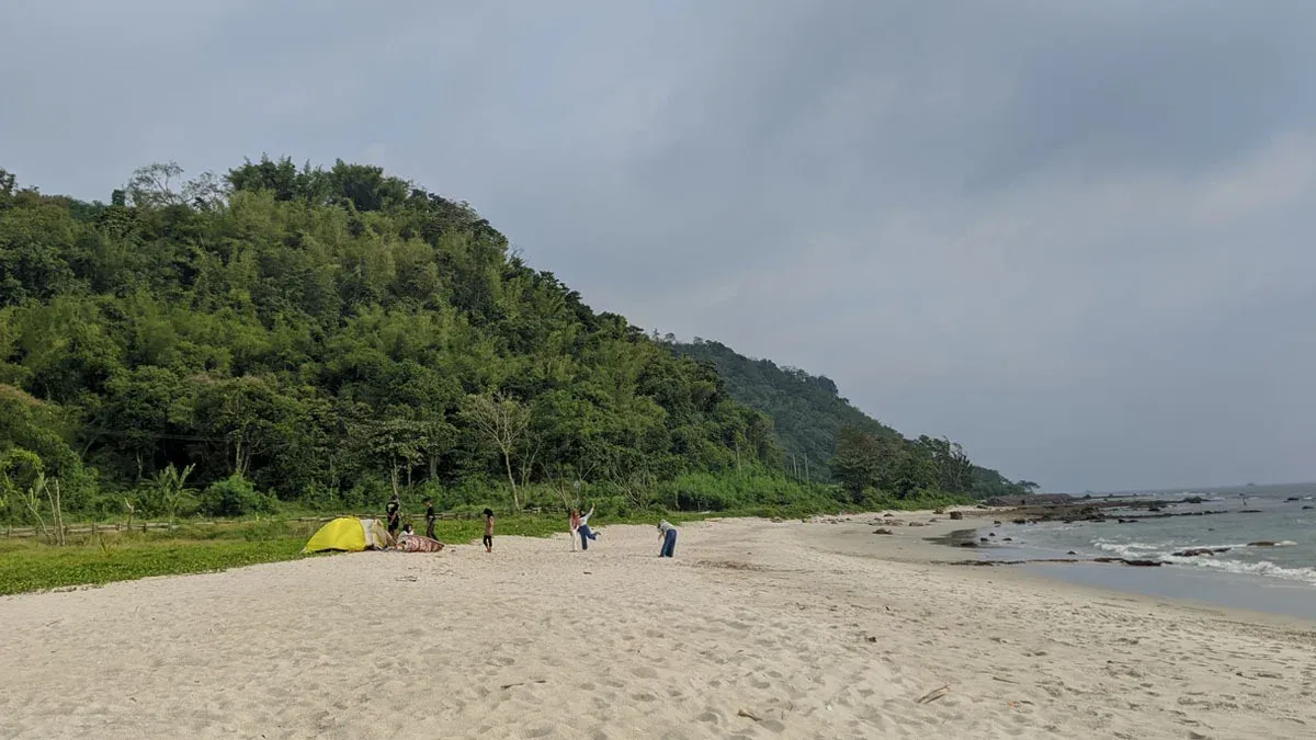 Mendirikan Tenda di Pantai Tanjung Lesung