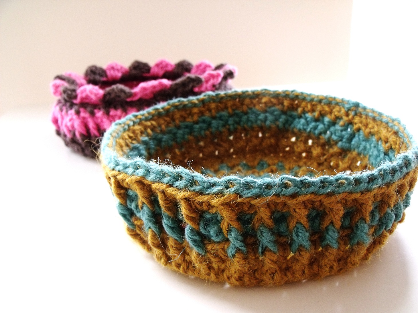 free crochet patterns, baskets, bowls, jute baskets, how to crochet,