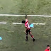 VÍDEO: Gabigol quebra celular lançado no gramado por torcedor