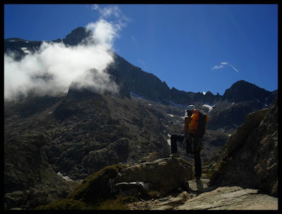 Bajando por el HRP del Pic d'Artouste, con vistas al Balaitus